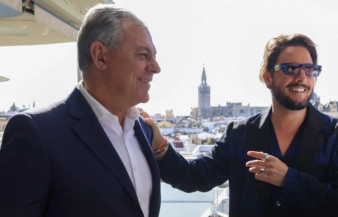 Sanz y Manuel Carrasco, con la Giralda al fondo