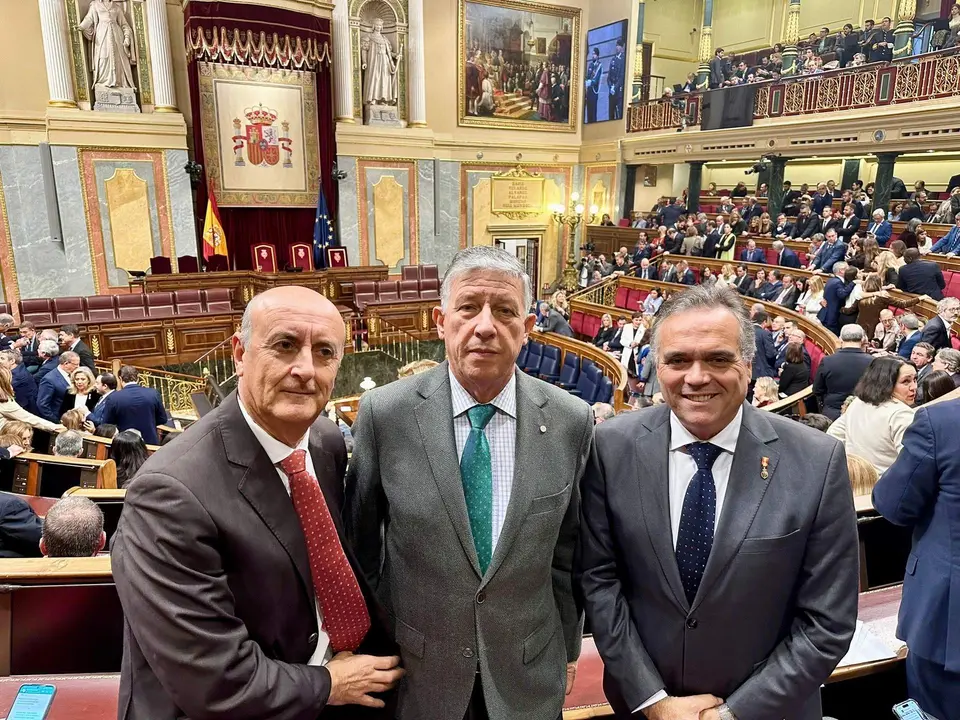 Carmelo Romero, en el centro, junto a González y Félix