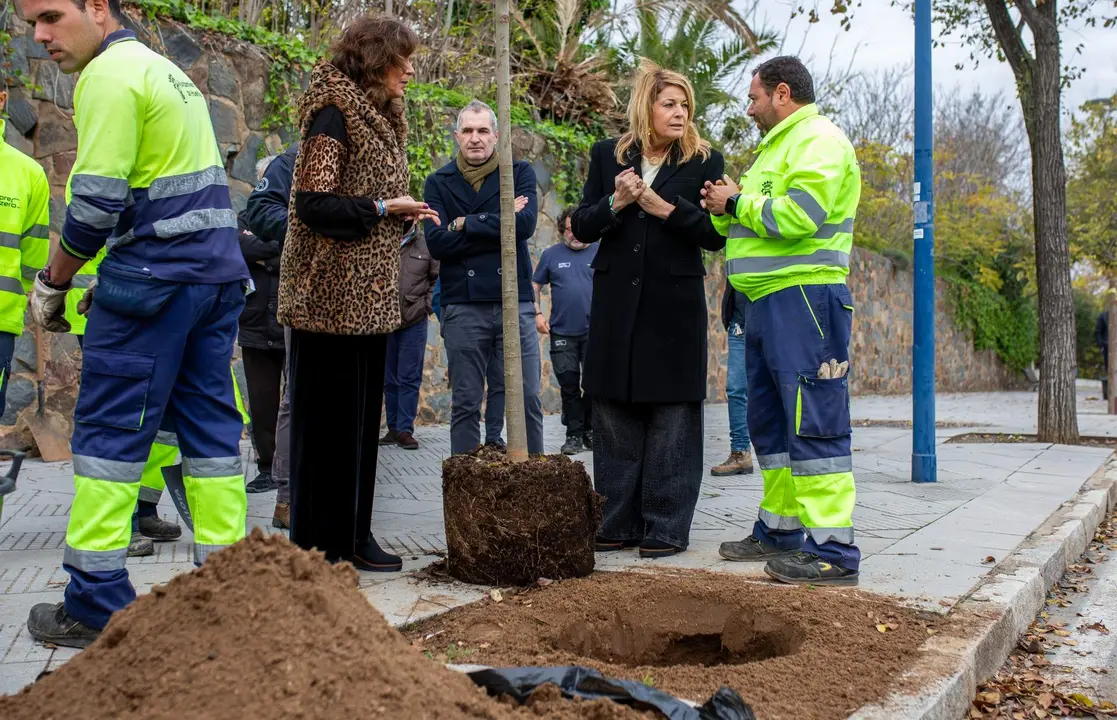 Autoridades locales en el inicio de la plantación de hoy