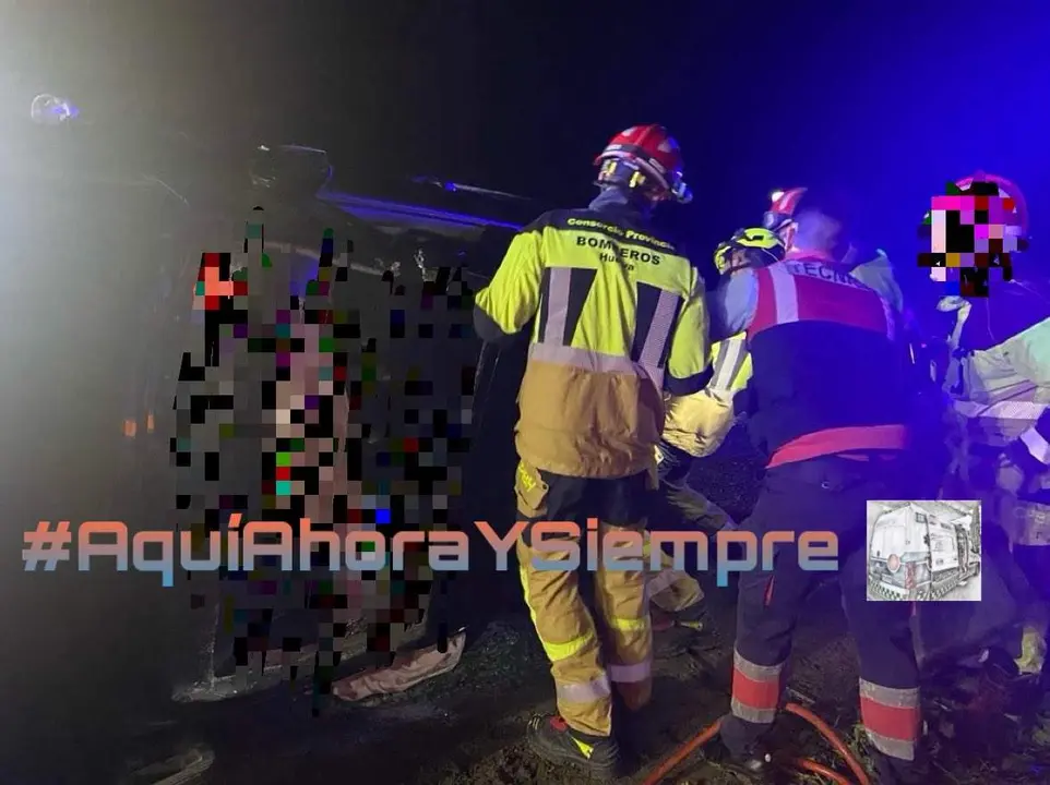 Servicios de Emergencia en un accidente en Niebla