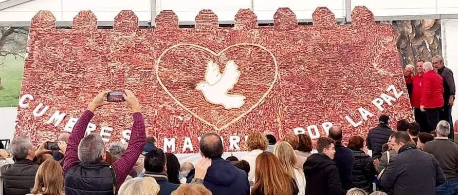 Imagen de esta mañana con la Ración de jamón de bellota más grande del mundo, cortada y servida en vivo en Cumbres Mayores