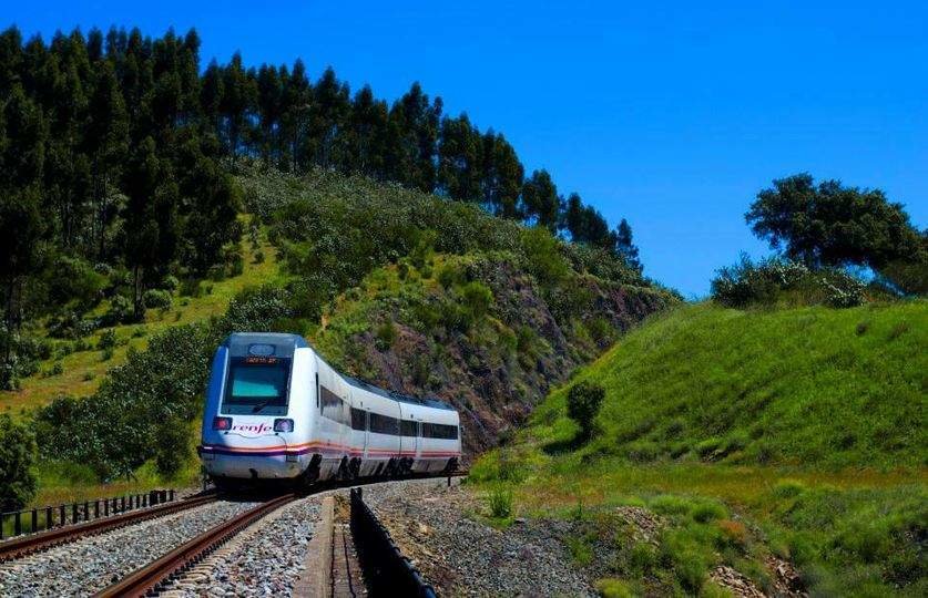 Tren llegando a Cumbres Mayores (Foto: Miguel Ángel Graña)