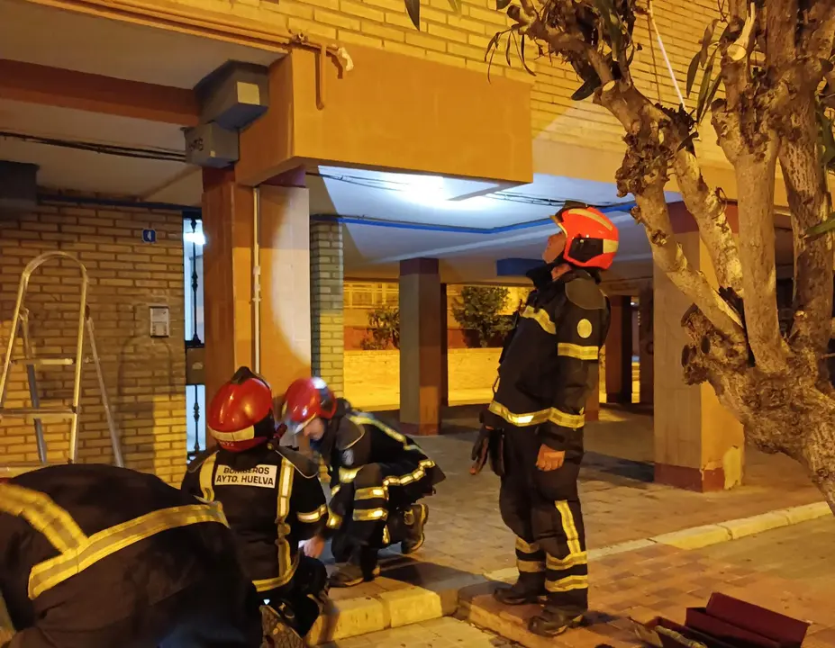 Agentes de Bomberos, anoche, tras el último robo y escape de gas en el Polígono