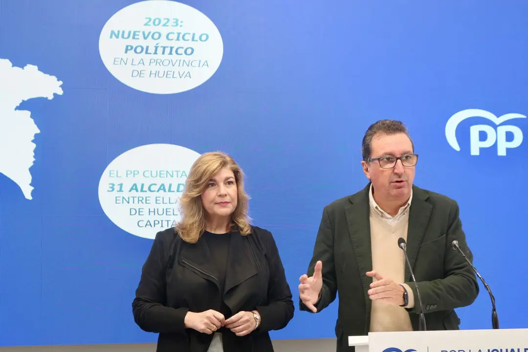 Manuel Andrés González, junto a Berta Centeno