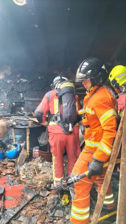 Bomberos del Consorcio en el lugar del fuego