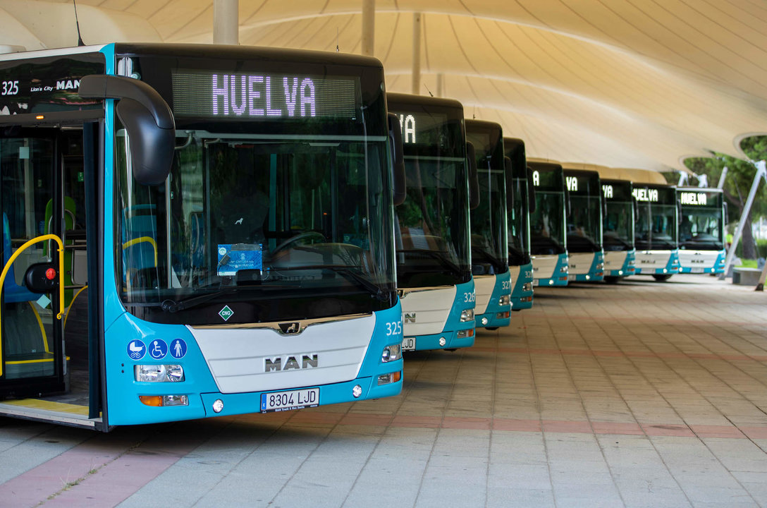 HUELVA, 07/08/20 HUELVA - El alcalde de Huelva , Gabriel Cruz , presenta los diez nuevos autobuses ecológicos y con prestaciones de última generación que se pondrán en servicio en la ciudad .
Foto: ALBERTO DIAZ / AYTO HUELVA