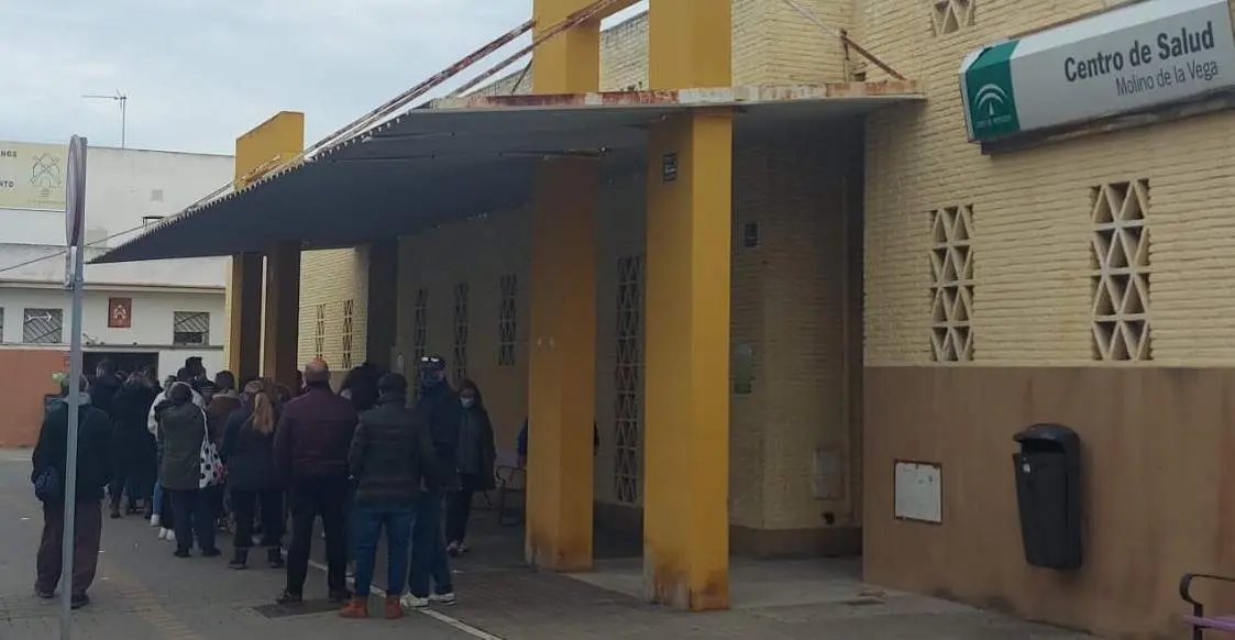 Colas en el centro de salud del Molino de la Vega a las 11.30 de la mañana del 8 de enero para pedir cita y atención médica