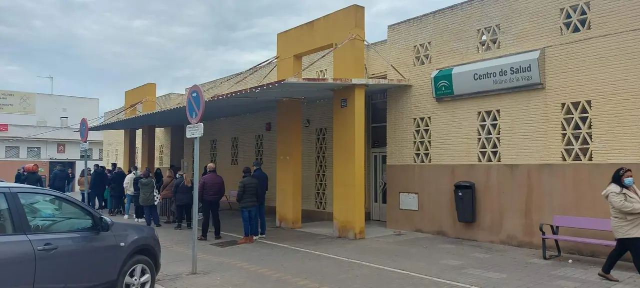 Colas en el centro de salud del Molino