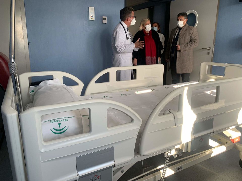 Autoridades sanitarias de Huelva, en una reciente visita al Infanta Elena