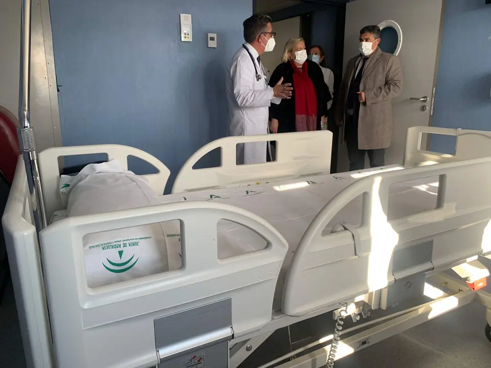 Autoridades sanitarias de Huelva, en una reciente visita al Infanta Elena