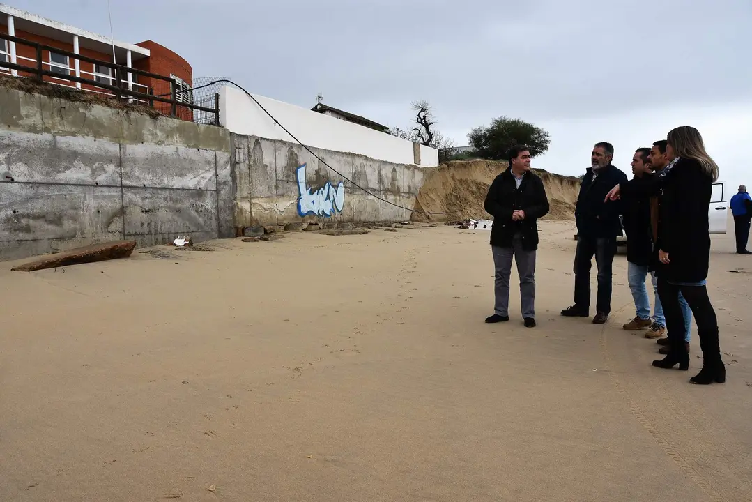 Visita de Hernández Cansino a la playa de El Portil