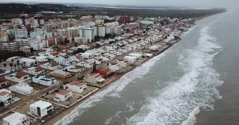 El mar asedia la playa lepera de La Antilla