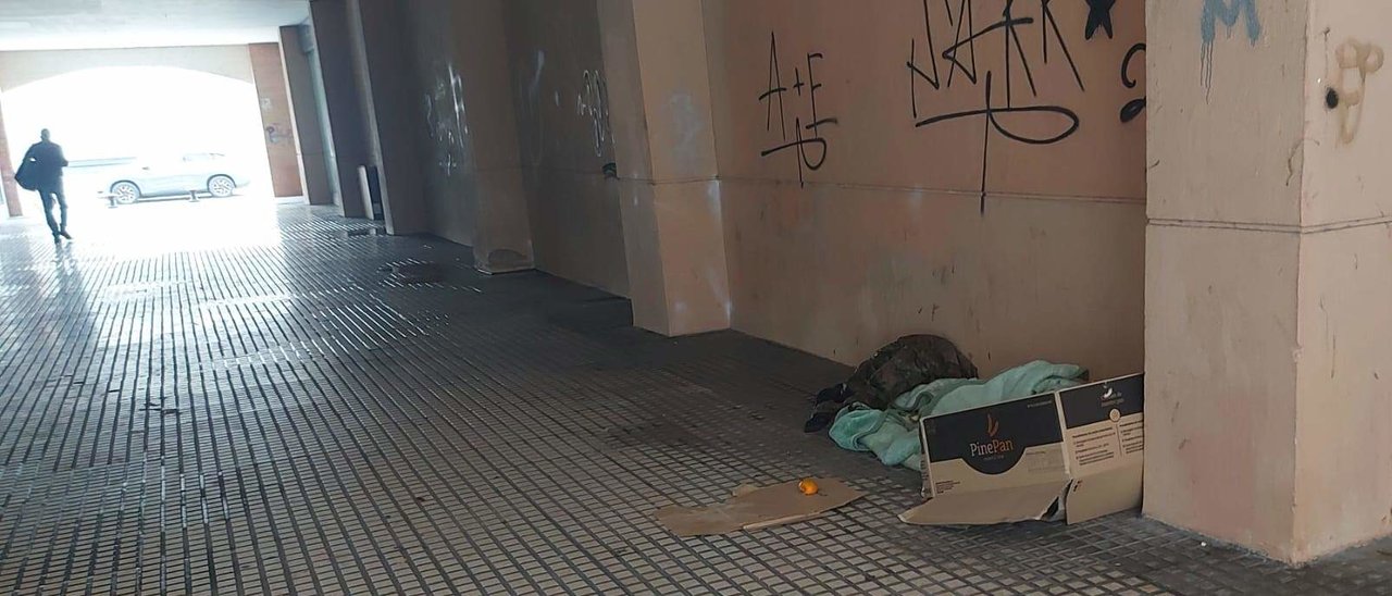 Una persona sin hogar en un pasaje del centro de la capital