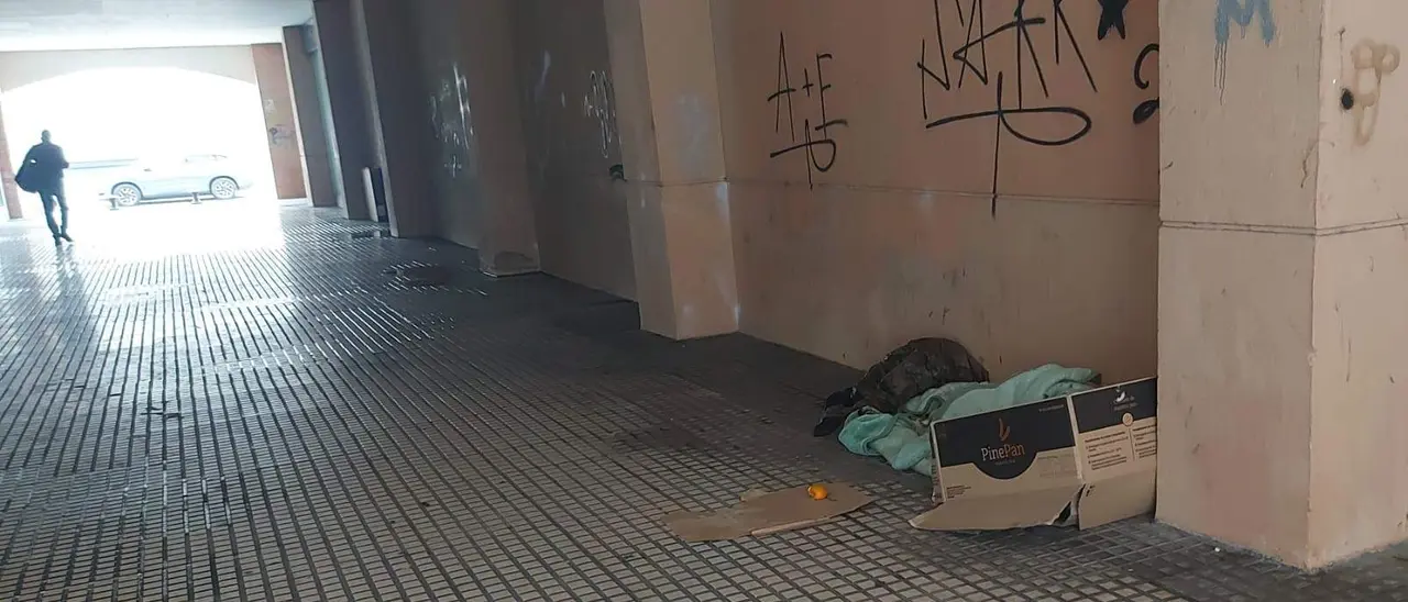 Una persona sin hogar en un pasaje del centro de la capital