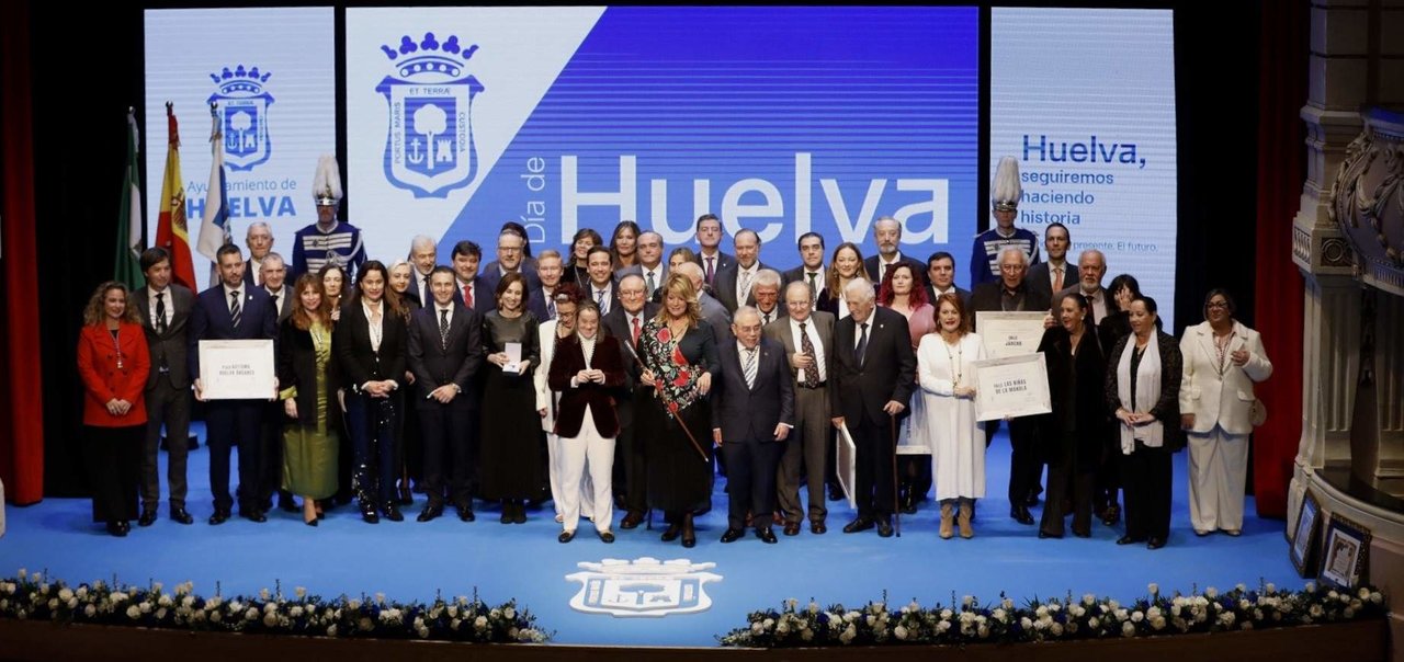 Foto de familia de los galardonados en el Día de Huelva