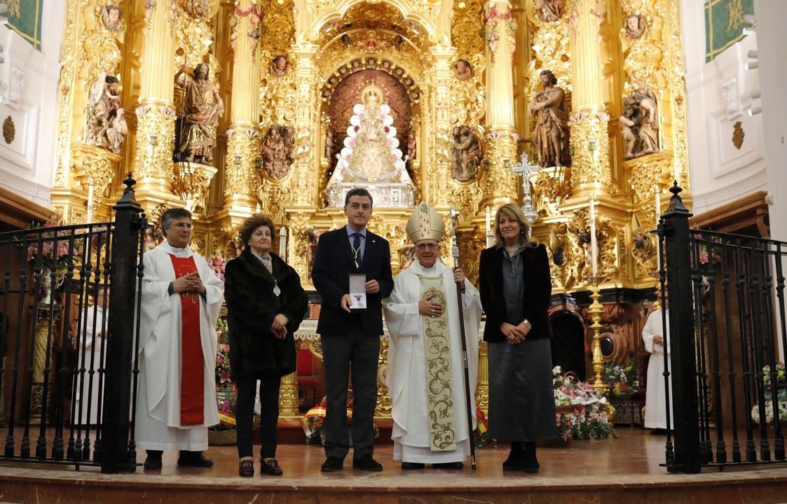Entrega de la Medalla al presidente de la Matriz y a la camarista de la Virgen