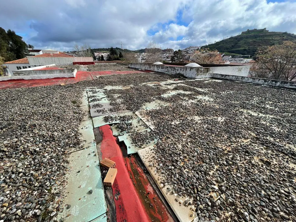 Cubierta del edificio escolar, repleta de goteras y desconchones