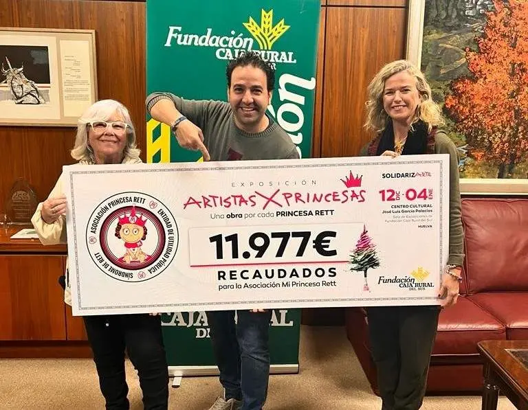 Foto de la entrega por parte de la Fundación Caja Rural del Sur de la recaudación en la exposición solidaria de Navidad