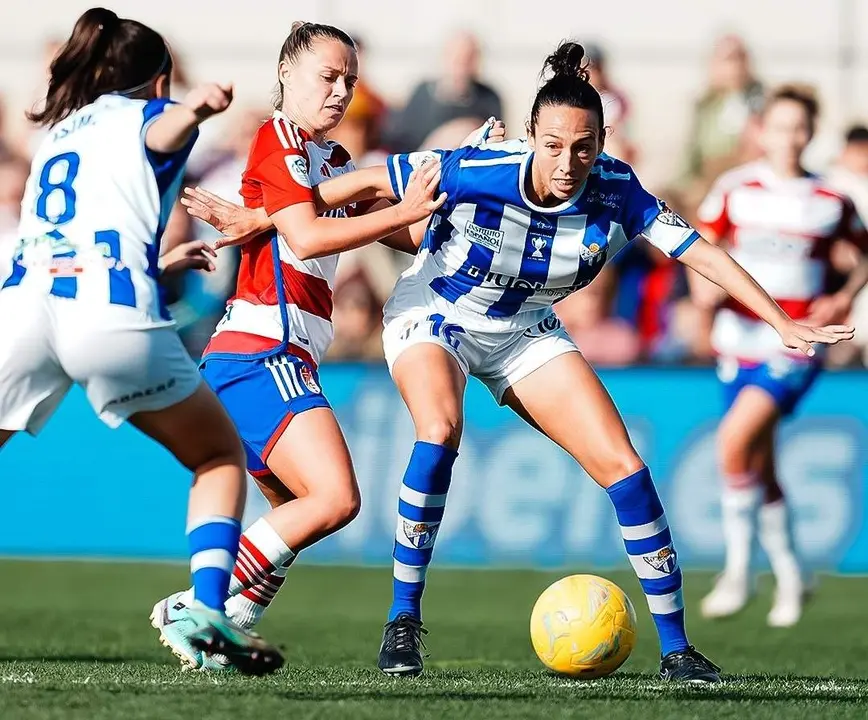 Castelló protege un balón en el Granada-Sporting.