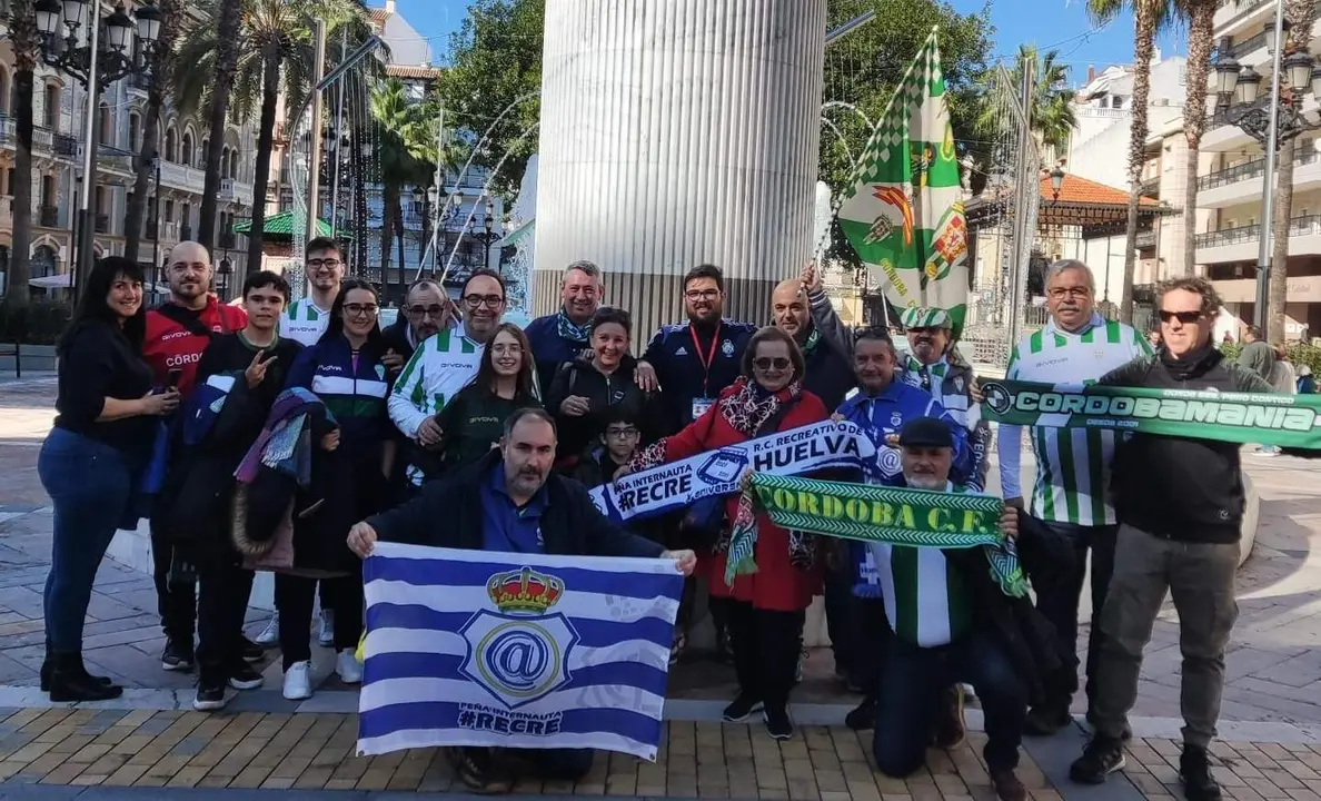 Aficionados del Recre y del Córdoba hermanados.