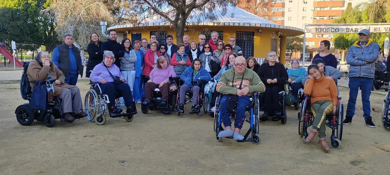 Concejales socialistas junto a vecinos del barrio del Molino