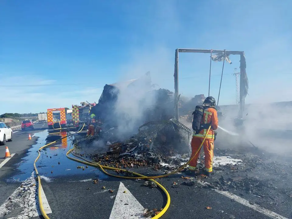 Incendio en la salida de Villarrasa de la A49