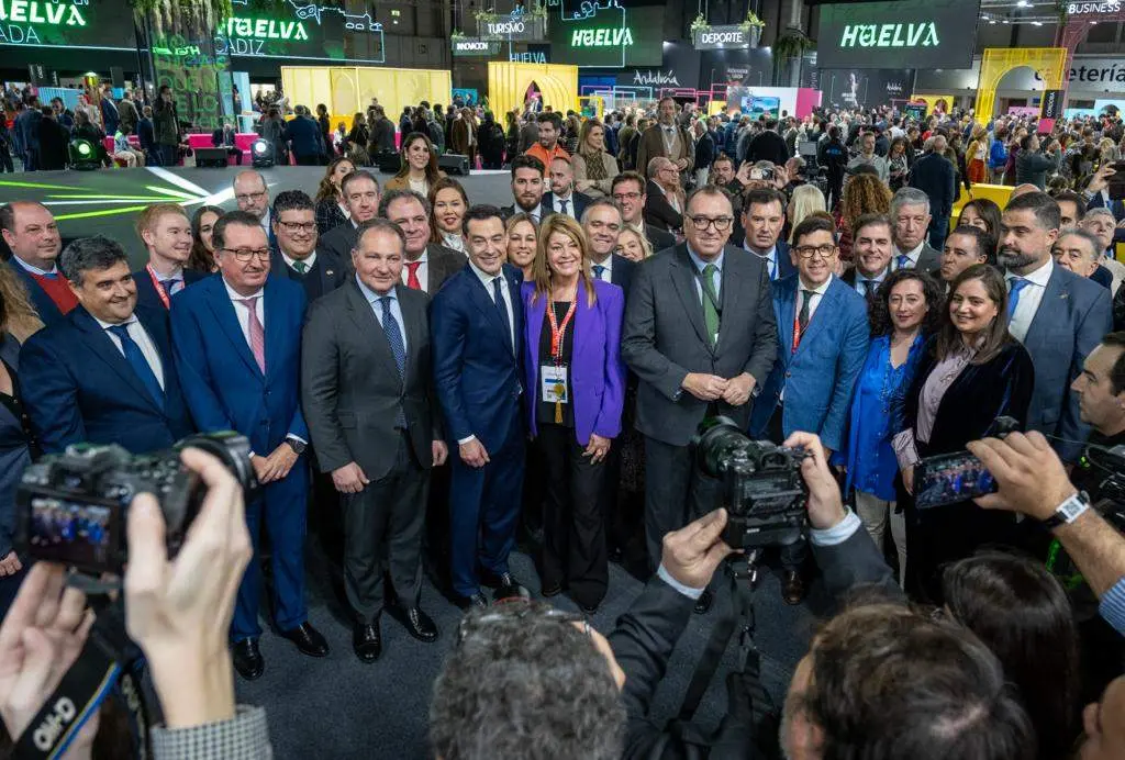 Toscano, MIranda y el consejero acompañan a Juanma MOreno en la visita al stand de Huelva en Fitur