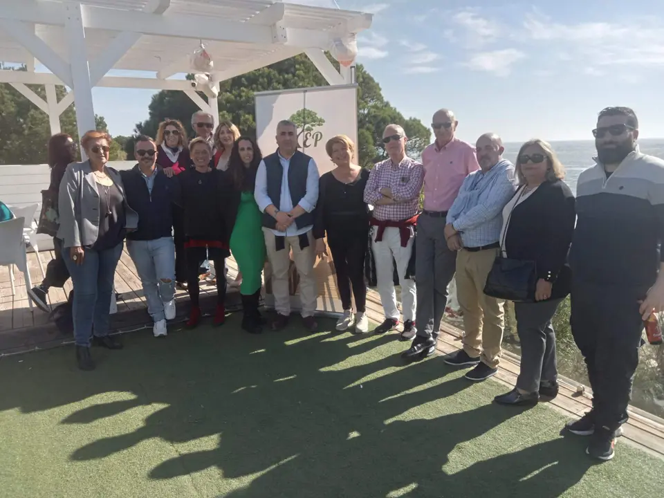 Foto de familia de la puesta de largo de la Asociación