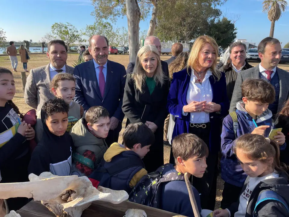 Visita de la consejera junto a Pilar Miranda, Heliodoro Mariscal y Hernández Cansino