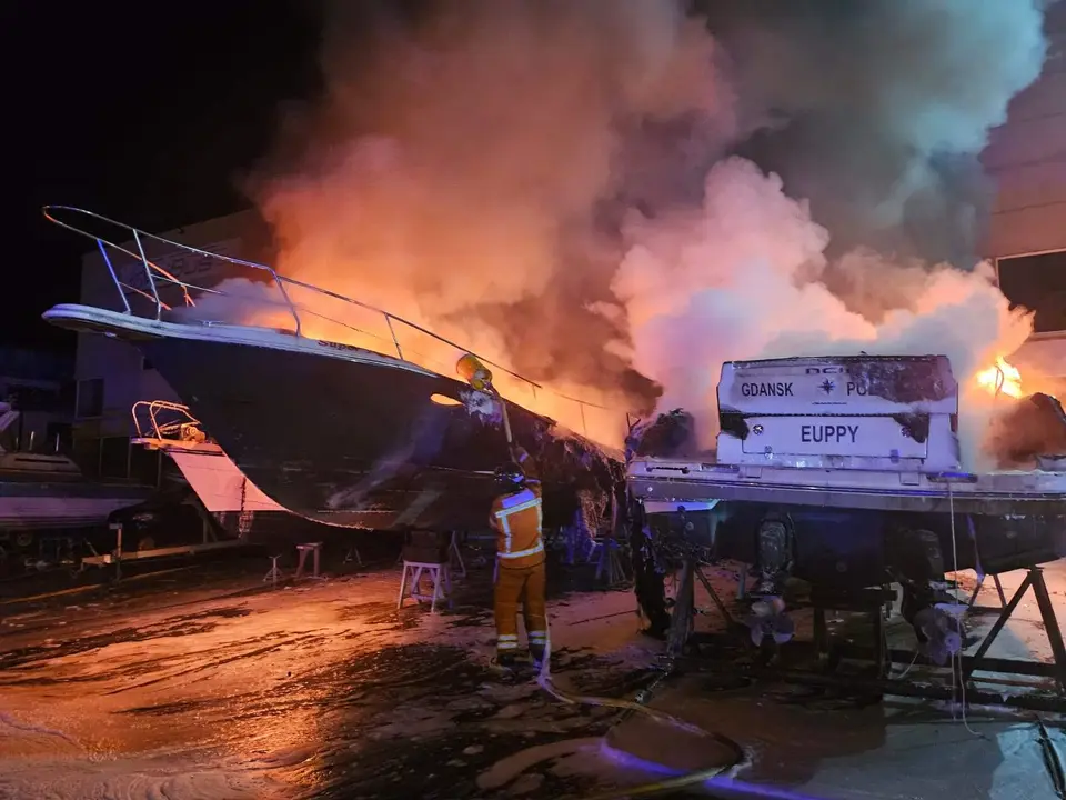 Efectivos del Consorcio en el incendio de la nave (Foto: Consorcio)