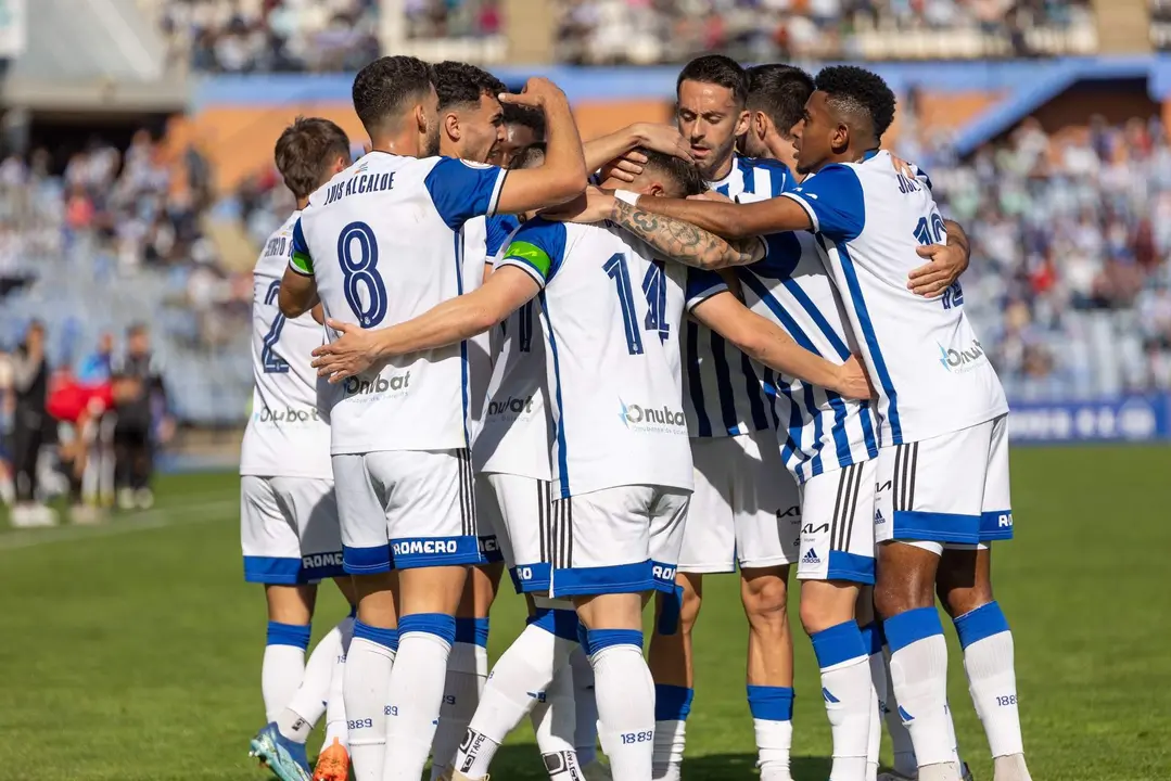 Caye Quintana es felicitado tras uno de sus goles al Melilla.