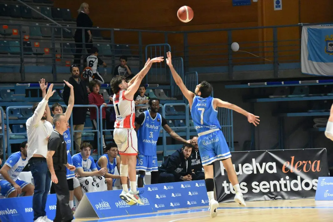 Ortiz puntea un triple de Orrit durante el Ciudad de Huelva-UDEA.