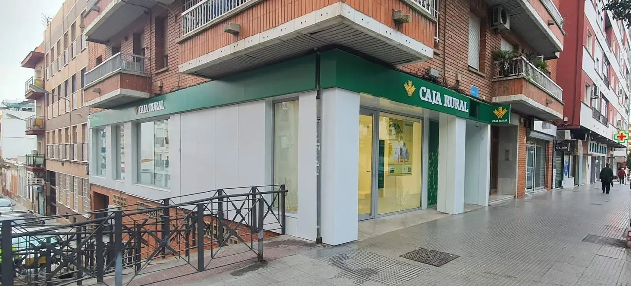 240205. Fachada de la nueva oficina de Caja Rural del Sur en Plaza de España, de Huelva