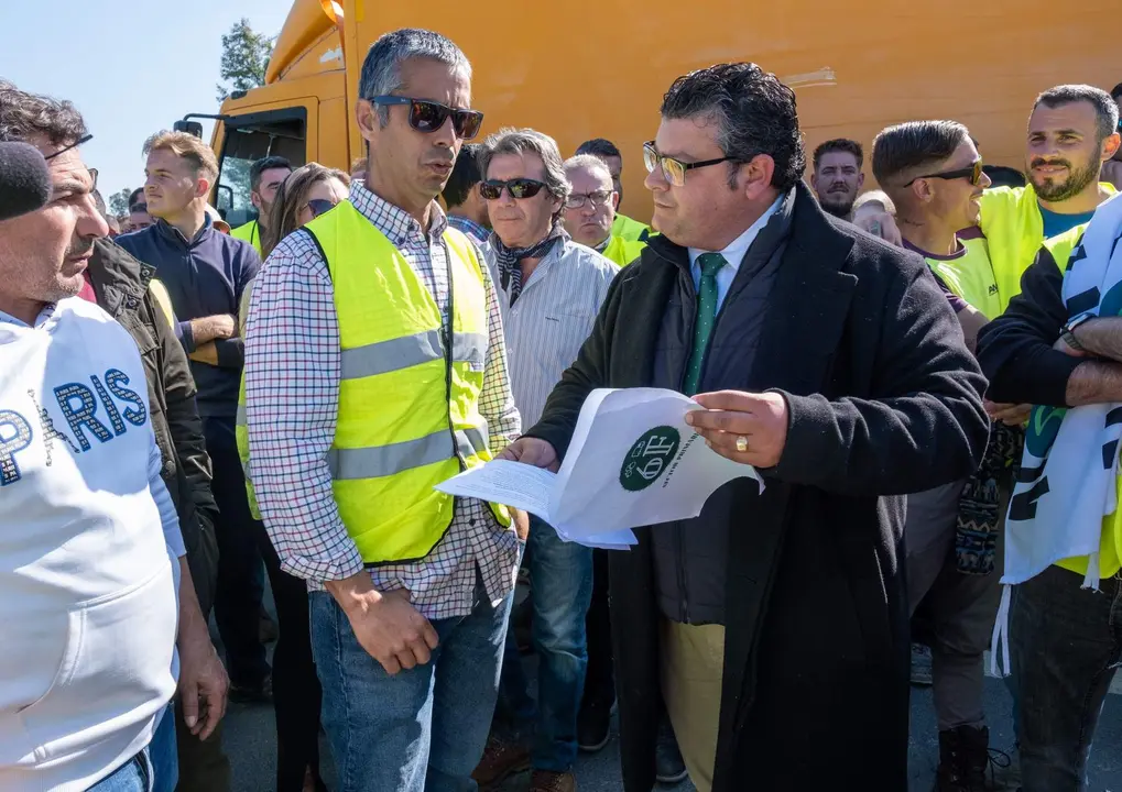 El diputado provincial Arturo Alpresa recoge el manifiesto de los agricultores