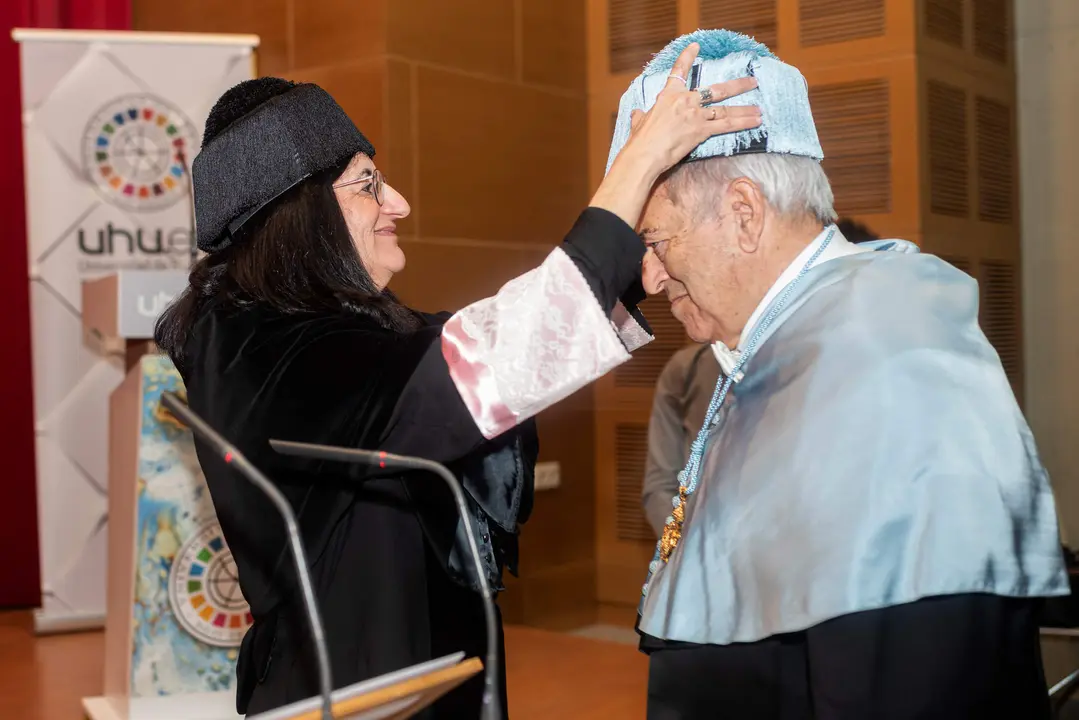 Marina recibe el símbolo doctoral de la UHU de la mano de la Rectora