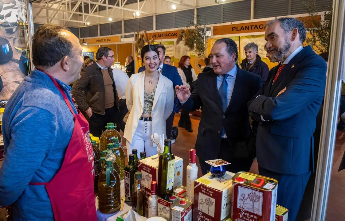 Toscano junto al alcalde de Zufre, en un stand