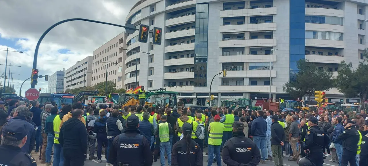 Bloqueo accesos a Mercado del Carmen en Huelva