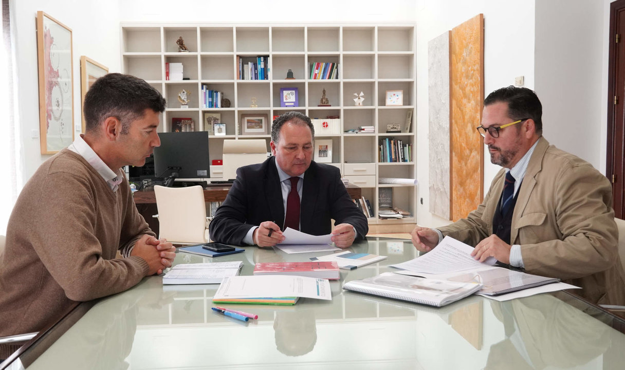 Reunión presidente de la Diputación con el delegado de Fomento Jaime Pérez -1