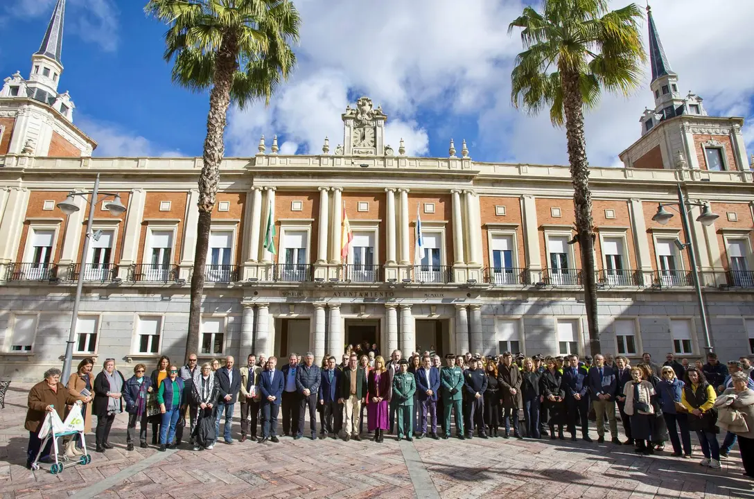 Minuto de silencio en la capital, a las puertas del Ayuntamiento