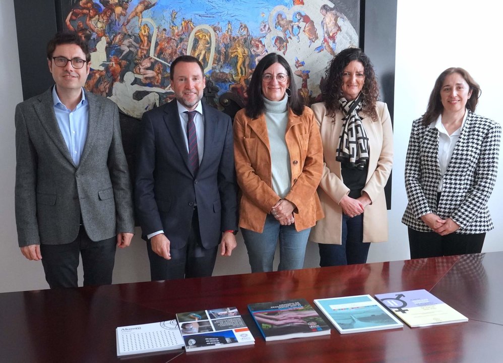 Firma del acuerdo entre Aguas de Huelva y la UHU