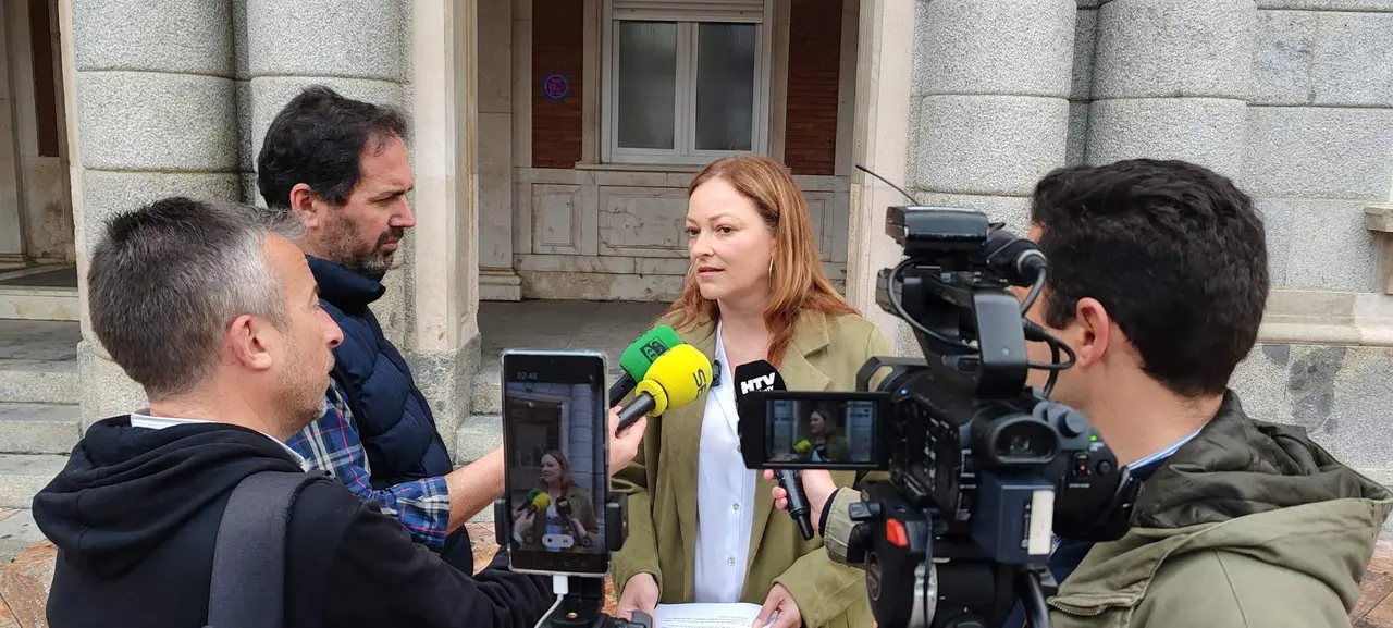 María Teresa Flores en rueda de prensa a las puertas del Consistorio