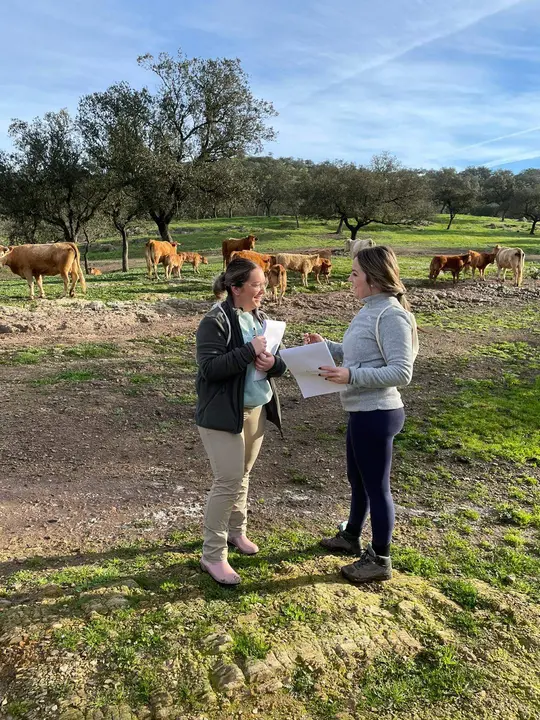 Entrega del diploma de participación en la finca modelo