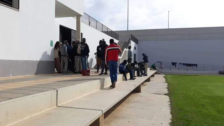 Inmigrantes en el polideportivo de Lepe