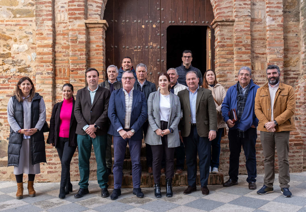 Foto de familia de alcaldes y alcaldesas junto al presidente de la Diputación