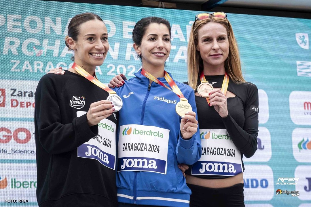 Laura García Caro sonríe con su medalla de plata.