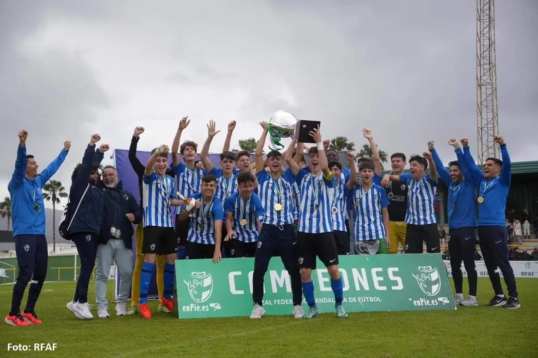 La selección onubense cadete alzando el título regional.