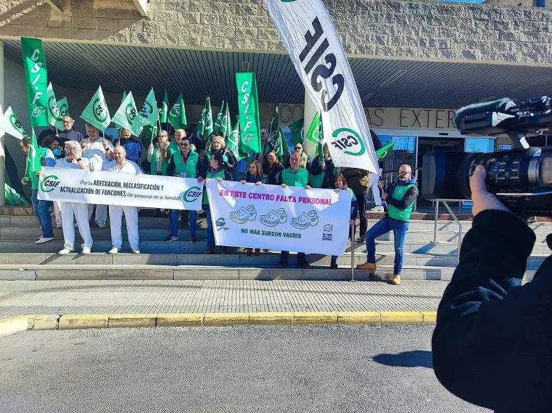 Concentracion a las puertas del Juan Ramón Jiménez