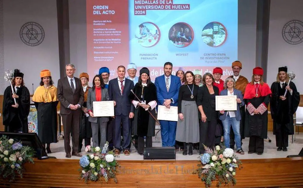 Foto de familia con las Medallas de la UHU