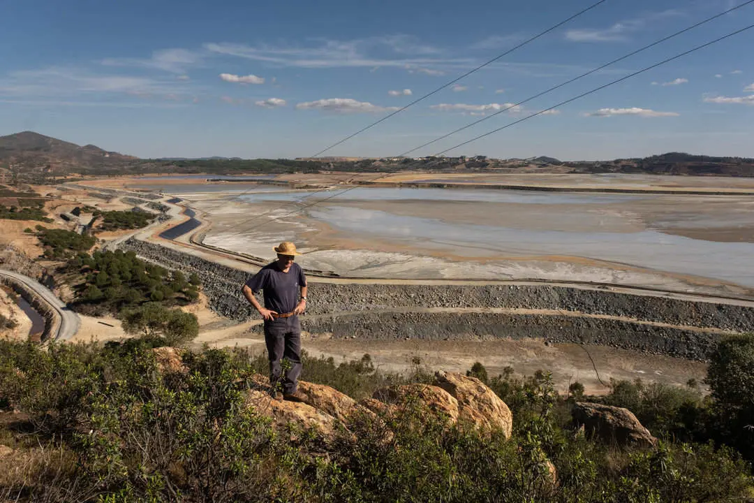 Un operario en lo alto de las presas mineras de Riotinto