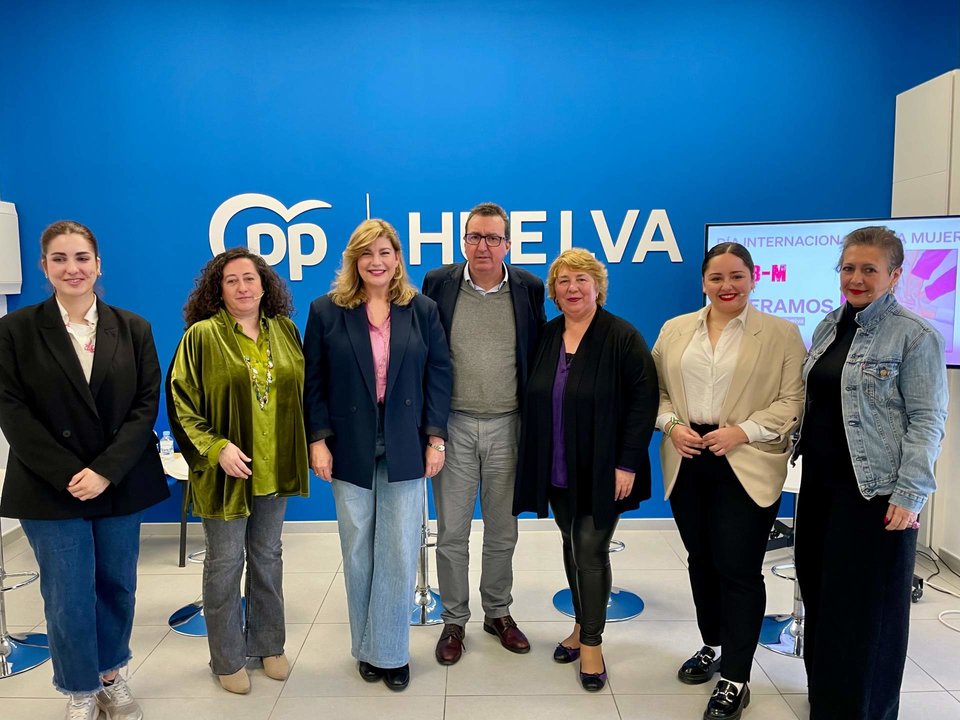 González, junto a alcaldesas del PP en Huelva